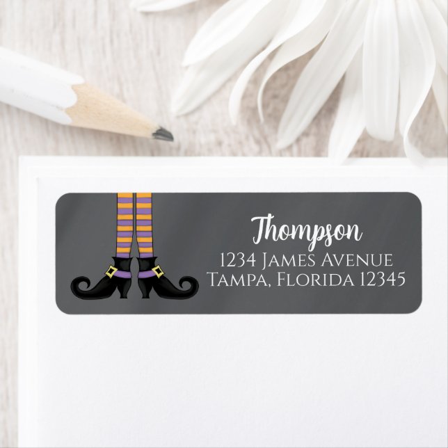 Halloween Witch visar en grym, vismisk pooki Returadress Etikett (Insitu)