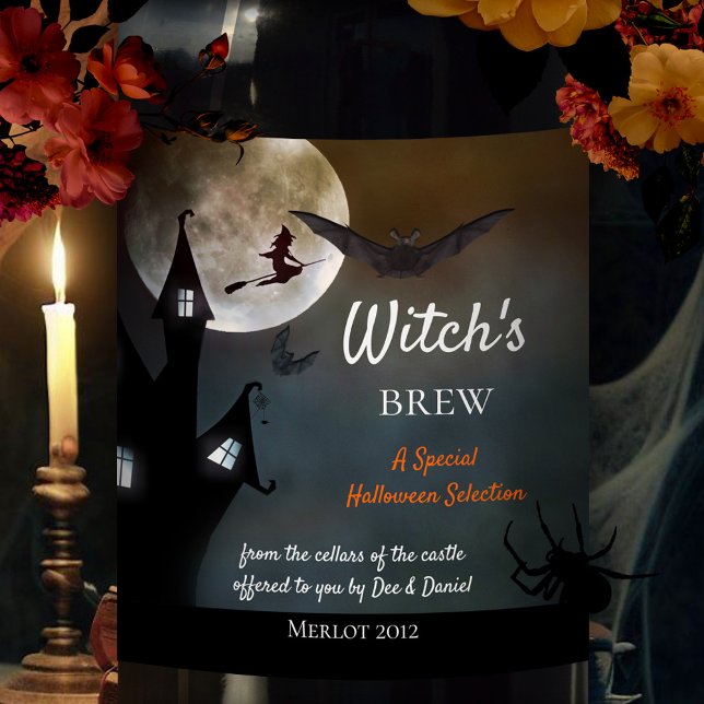 Halloween Witches Brew Vin-etikett Vinflaska Etikett (Halloween wine label featuring a witch flying through the night at full moon - with bat and castle)