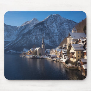 Hallstatt i snö under vintern musmatta