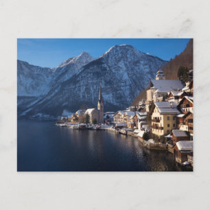Hallstatt-staden i snö på vintern vykort