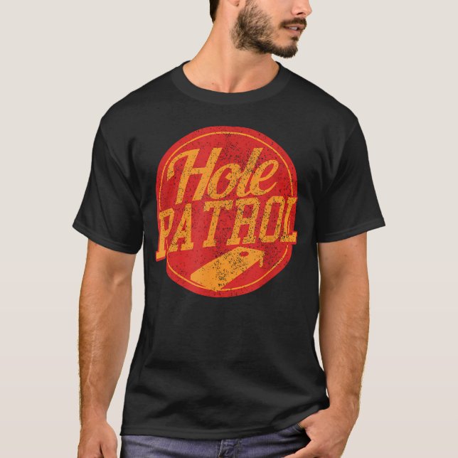 Hålpatrull - Rolig Cornhole T Shirt (Framsida)