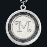Halsband för hänge för personligsilver initialt::<br><div class="desc">Visa din pride i din initialer som ha på sig ett monogrambrevhänge. Den initiala designen för den stilfulla silvermonogramen av de moderiktiga smyckenhängena som skapas som ska exklusivt, tillfogar en trendig look till din dress. Det initiala silverhänget gör också en minnesvärd gåva för något speciellt tillfälle för det viktiga folket...</div>