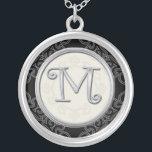 Halsband för hänge för personligsilver initialt::<br><div class="desc">Visa din pride i din initialer som ha på sig ett monogrambrevhänge. Den initiala designen för den stilfulla silvermonogramen av de moderiktiga smyckenhängena som skapas som ska exklusivt, tillfogar en trendig look till din dress. Det initiala silverhänget gör också en minnesvärd gåva för något speciellt tillfälle för det viktiga folket...</div>