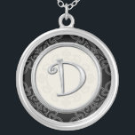 Halsband för hänge för personligsilver initialt::<br><div class="desc">Visa din pride i din initialer som ha på sig ett monogrambrevhänge. Den initiala designen för den stilfulla silvermonogramen av de moderiktiga smyckenhängena som skapas som ska exklusivt, tillfogar en trendig look till din dress. Det initiala silverhänget gör också en minnesvärd gåva för något speciellt tillfälle för det viktiga folket...</div>