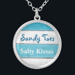Halsband för kyssar för sandiga Toes för turkos<br><div class="desc">Detta roligt och tropiskt silver pläterade halsband betonas med de salt kyssarna för gulliga Toes för ordstävet "sandiga" på en turkos och en vit görad randig bakgrund,  danande det en söt gåva för bruden,  brudtärnor eller brudtärnan.</div>