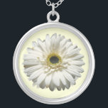 Halsband för vitGerberadaisy<br><div class="desc">Ett halsband som presenterar ett slut avbildar upp,  av en gerberadaisy.</div>
