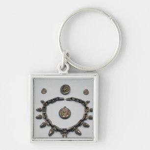 Halsband, örhängen, brosch och hänge, c.1870 fyrkantig silverfärgad nyckelring