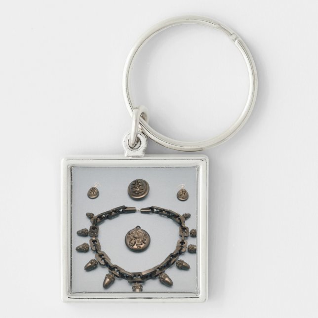 Halsband, örhängen, brosch och hänge, c.1870 fyrkantig silverfärgad nyckelring (Framsidan)