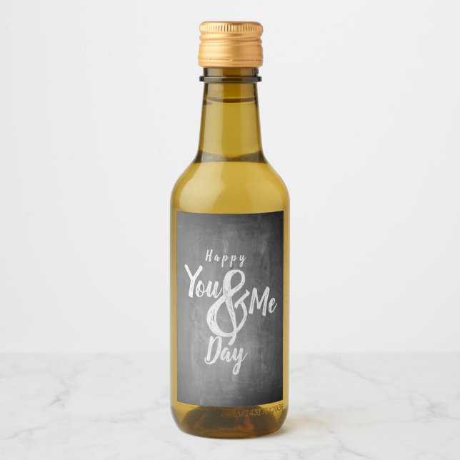 Hälsning-årsdagen av den s.k. "chalkboard"-utställ vinetikett (Framsida)