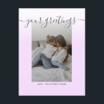 Hälsning för enkel Elegant i skriptfamiljen Photo Vykort<br><div class="desc">Personlig Minimalistisk foto Universal Hälsning Postcard med ett färgfoto med vit chic för gradient övertäckning på lila rosa bakgrund, ditt hälsning-meddelande i handskrivet skript i elegant, ditt namn, datum, år, meddelande på baksidan i ett modernt och enkelt sans serif-teckensnitt. Skapa dina egna vykort för hälsning med den här eleganten, perfekt...</div>