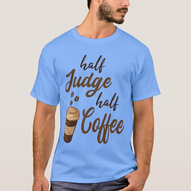 Halv domare halv kaffevänner t shirt (Framsida)