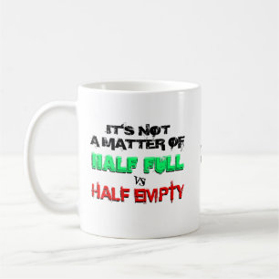Halv fullt mot halv tom kaffemugg