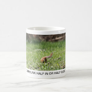 HALV JORDEKORRE SOM ÄR HALV IN ELLER UT? KAFFEMUGG