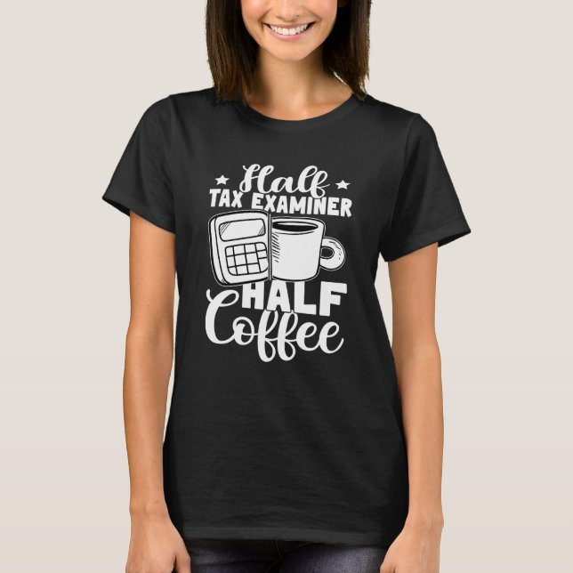 Halv skattekontrollant, halv kaffe t shirt (Framsida)