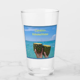 Halva ananas fyllda med slagit på stranden glaskopp