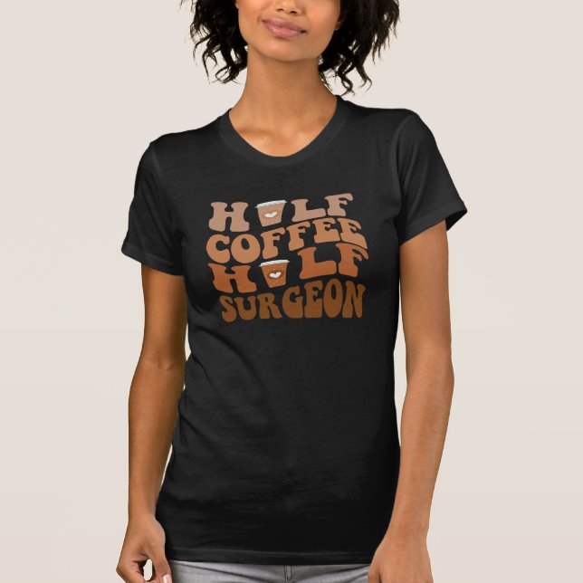 Halva kaffehalvan av Surgeon - Lönsam sjukvårdsper T Shirt (Framsida)