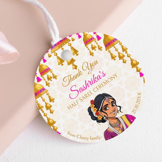 Halva Saree-ceremonin - söt indiansk flicka föredr Gåvor Etiketter (Half saree ceremony favor gift tags cute Indian girl with sari cerise and gold bells decor favors)