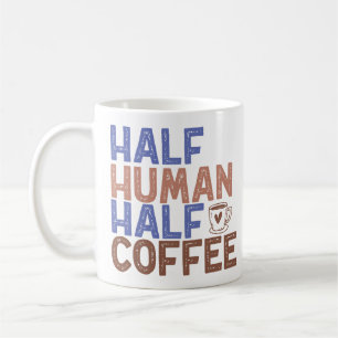 Halverat kaffe från människa kaffemugg