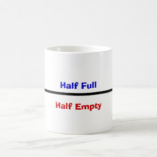 Halvfullt till hälften tomt kaffemugg