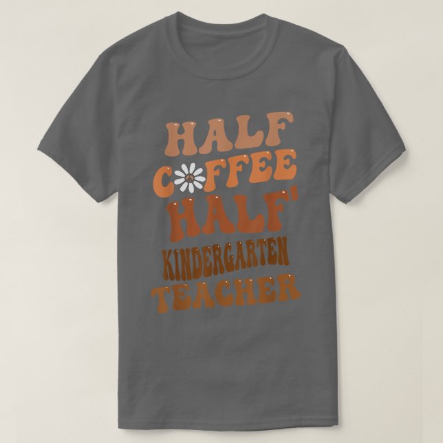 Halvkaffe halv Kindergarten Lacher Groovy Retro T Shirt (Design framsida)