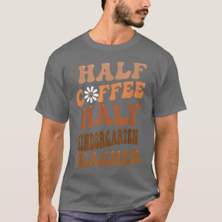 Halvkaffe halv Kindergarten Lacher Groovy Retro T Shirt