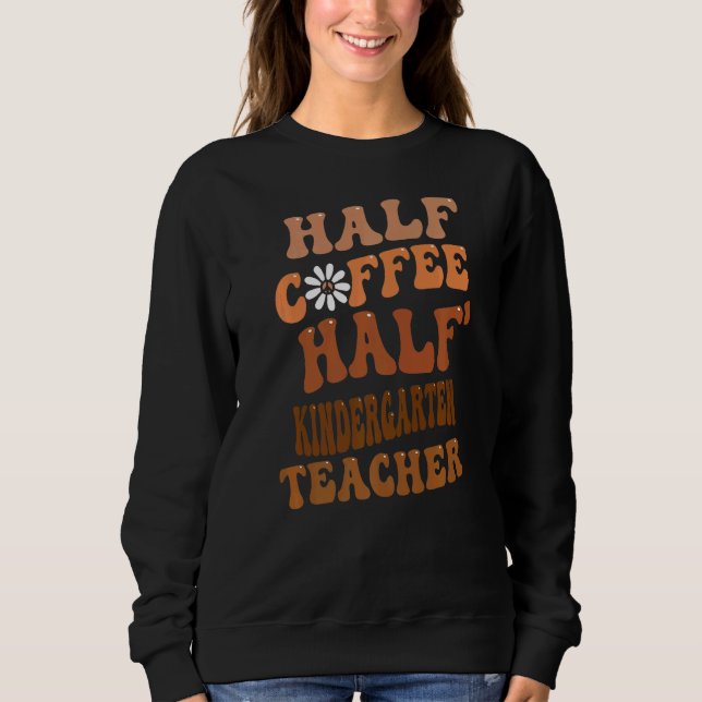 Halvkaffe halv Kindergarten Lacher Groovy Retro T Shirt (Framsida)