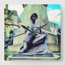 Halvklädd man fyrkantig klocka