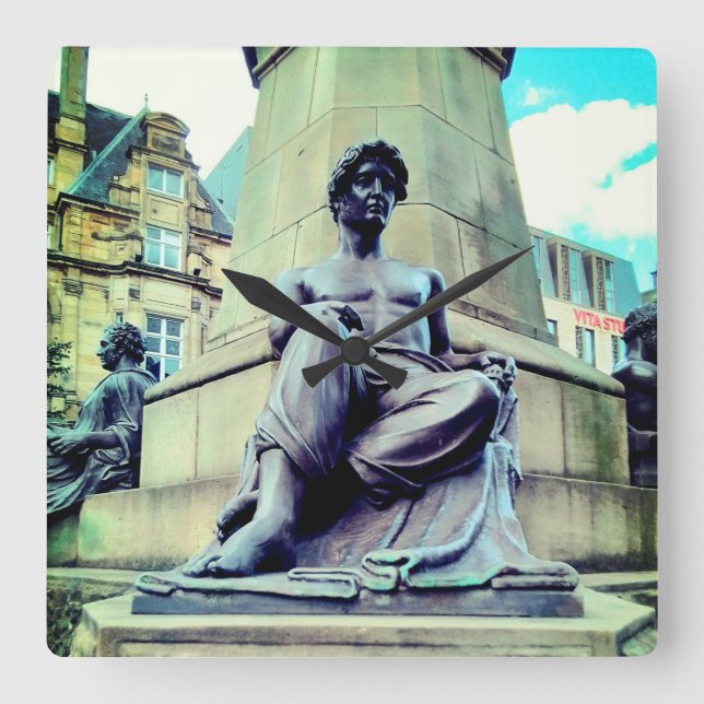 Halvklädd man fyrkantig klocka (Framsida)