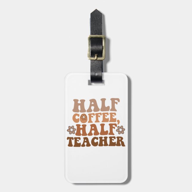 Halvt kaffe Halv lärare Tillbaka till skolan Lärar Bagagebricka (Vertikal Framsida)