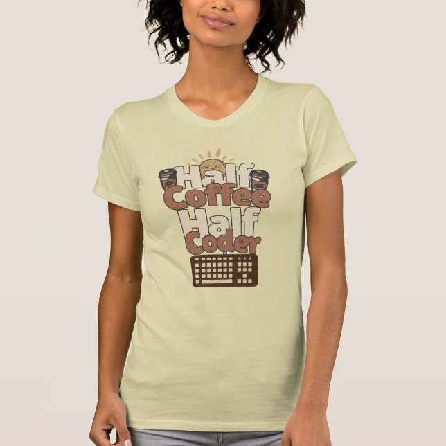 Halvt kaffe, halvt kodare t shirt (Framsida)