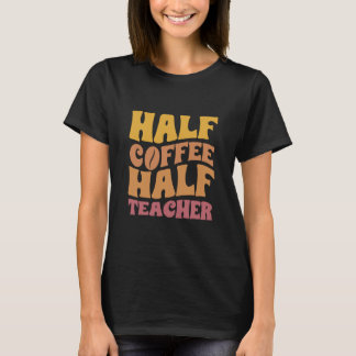 Halvt kaffe halvt lärare Rolig Retro Groovy Skola T Shirt