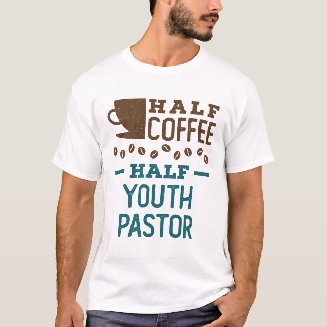 Halvt kaffe halvt ungdomspastor t shirt (Framsida)
