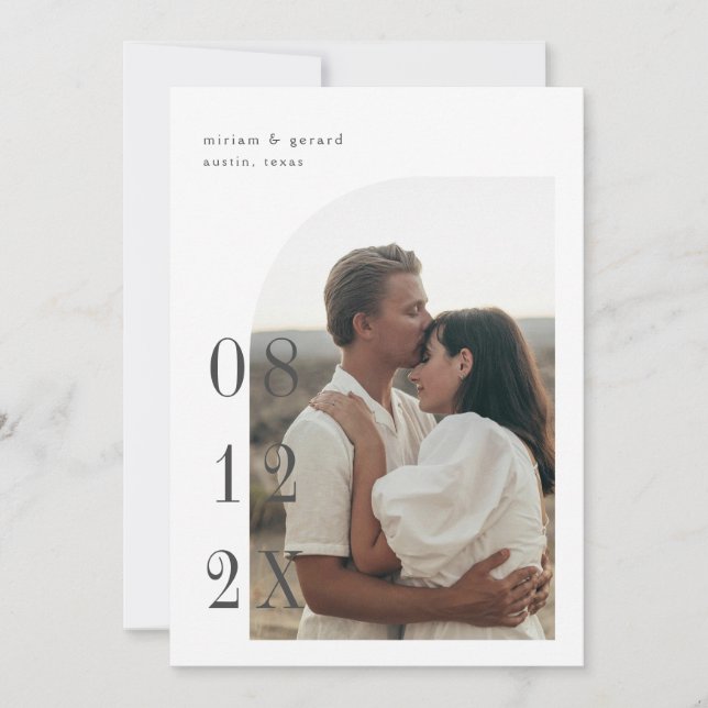 Halvtecknat foto med stort datum spara datumet (Framsida)