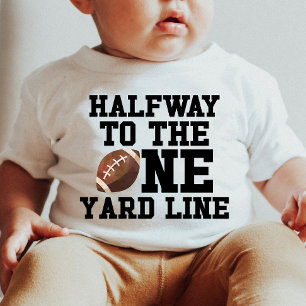 Halvvägs till en fotboll med en årslinje halv föde t shirt
