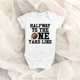 Halvvägs till en fotboll med en årslinje halv föde t shirt