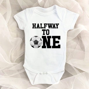 Halvvägs till en sittande buss sportar på halva fö t shirt