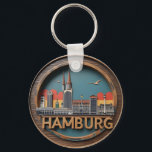 Hamburg Tyskland Skyline - Vintage Circle Cityscap Nyckelring<br><div class="desc">Fira Hamburgs arkitektoniska charm, Tyskland med denna djärva och vackert utarbetade cirkelformade citysdskonstruktion. I ett varmt trä i struktur och med ikoniska Hamburg-markeringar - inklusive kyrkor, torn och moderna strukturer - blandar denna utformning vintagens elegans med modern minimalism. Med upphöjt 3D-inslag, flygande fåglar och en subtil tysk flagga i bakgrunden...</div>