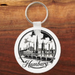 Hamburg Tyskland Skyline - Vintage Circle Cityscap Nyckelring<br><div class="desc">Fira Hamburgs arkitektoniska charm, Tyskland med denna djärva och vackert utarbetade cirkelformade citysdskonstruktion. I ett varmt trä i struktur och med ikoniska Hamburg-markeringar - inklusive kyrkor, torn och moderna strukturer - blandar denna utformning vintagens elegans med modern minimalism. Med upphöjt 3D-inslag, flygande fåglar och en subtil tysk flagga i bakgrunden...</div>