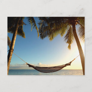 Hammock mellan Handflatan Träd på tropisk strand Vykort