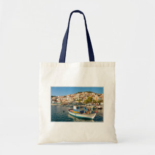 Hamn med fiskefartyg i Plomari, Lesvos, Grekland Tygkasse