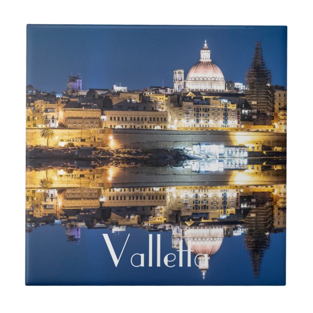 Hamnen i den gamla staden Valletta på natten Kakelplatta (Framsidan)