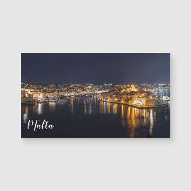 Hamnen i Malta belyses nattetid (Framsida)