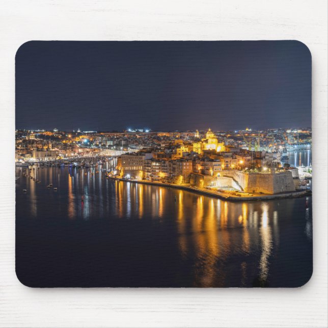 Hamnen på Malta upplyst på natten Musmatta (Framsidan)