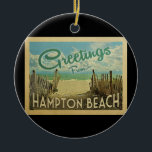 Hampton Beach Vintage resor Julgransprydnad Keramik<br><div class="desc">I den här vintagen från Hampton Beach finns en sandstrand med vackra turkoshavet vatten och över havet,  ett blå himmel med giftiga vita moln. I vintage resor stil.</div>
