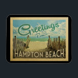 Hampton Beach Vintage resor Magnet<br><div class="desc">I den här vintagen från Hampton Beach finns en sandstrand med vackra turkoshavet vatten och över havet,  ett blå himmel med giftiga vita moln. I vintage resor stil.</div>