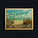Hamptons Magnet Beach Vintage resor<br><div class="desc">I Hälsning från Hamptons vycard-vintage finns en sandstrand med en vacker turkoshav över vatten och över havet,  ett blå himmel med gigantiska vita moln. I vintage resor stil.</div>