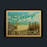Hamptons Magnet Beach Vintage resor<br><div class="desc">I Hälsning från Hamptons vycard-vintage finns en sandstrand med en vacker turkoshav över vatten och över havet,  ett blå himmel med gigantiska vita moln. I vintage resor stil.</div>