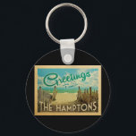 Hamptons nyckelkedja Beach Vintage resor Nyckelring<br><div class="desc">I Hälsning från Hamptons vycard-vintage finns en sandstrand med en vacker turkoshav över vatten och över havet,  ett blå himmel med gigantiska vita moln. I vintage resor stil.</div>