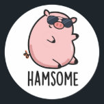 Hamsome Funny Gris Pun Runt Klistermärke<br><div class="desc">Hamsome Funny Gris Pun har en söt gris tittar verkligen-coola och stilig i sina solglasögon. Perfektens gåva till familj och vänner som kärlek söta gris pungar.</div>