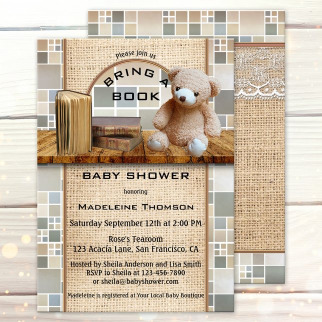 Hämta en inbjudan till en Bok-babydusch (Cute baby shower invitation featuring a shelf with books and teddy bear on burlap and tiles)